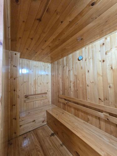 a sauna with wooden walls and a wooden bench at CASA Y APARTAMENTOS PRIVADOS 2 y 3 habitaciones, PISCINA, JACUZZY, SAUNA cerca Aeropuerto, parque Del Cafe By Molca Xperiences in Armenia
