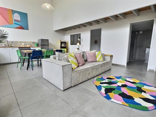 - un salon avec un canapé et un tapis coloré dans l'établissement Le pop, à Valence