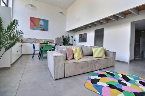 un salon avec un canapé et une table dans l'établissement Le pop, à Valence