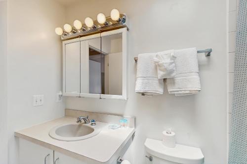 ベサニービーチにあるTown of South Bethany --- 308 W 6th Stの洗面台、鏡、トイレ付きのバスルーム