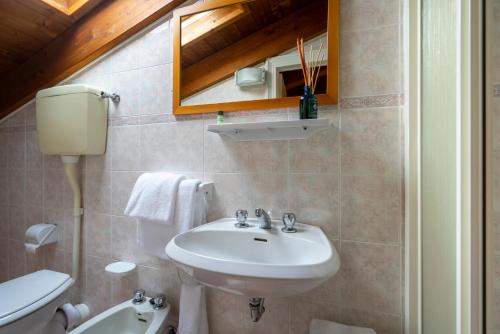 Bilik mandi di Hotel Stella D'Oro