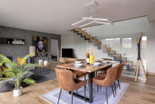 a dining room and living room with a table and chairs at Casa con Vistas al Paisaje y Encanto en el Corazón del País Vasco,España in Mungia