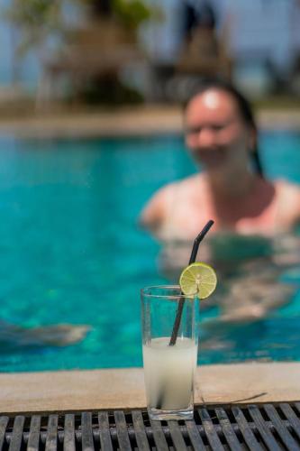 Nápoje v ubytování Nikara Beach Villas Arugambay