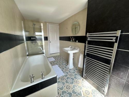 Ένα μπάνιο στο Cosy & stylish home contractor friendly - King size bed - Netflix - Fast Broadband - Private Garden - Coffee machine