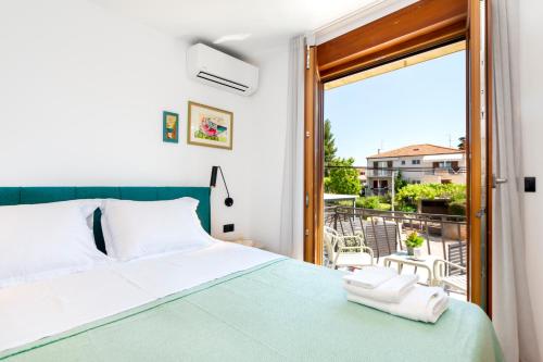 Ένα ή περισσότερα κρεβάτια σε δωμάτιο στο Villa Pomigranai with Swimming Pool