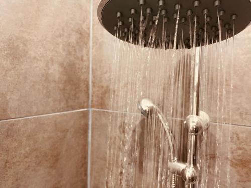 une douche avec de l'eau. dans l'établissement La Chambre Altesse de Rouen - 282, à Rouen