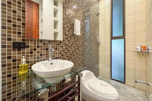 a bathroom with a sink and a toilet at Casa de Agua, A Jungle Retreat in Manuel Antonio in Manuel Antonio