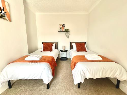 Katil atau katil-katil dalam bilik di Cosy & stylish home contractor friendly - King size bed - Netflix - Fast Broadband - Private Garden - Coffee machine