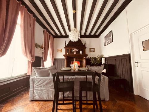 une salle à manger avec une table et un canapé dans l'établissement La Chambre Altesse de Rouen - 282, à Rouen
