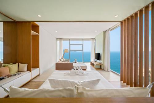 una sala da pranzo con vista sull'oceano di Signature Luxury Village a Da Nang