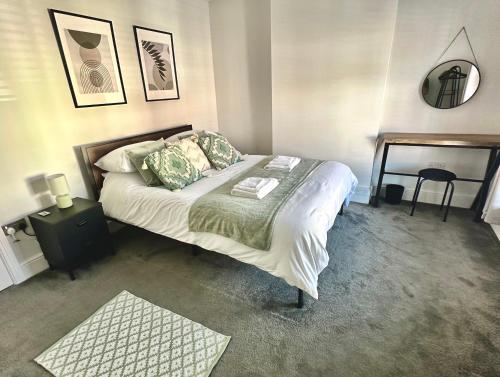 Katil atau katil-katil dalam bilik di Cosy & stylish home contractor friendly - King size bed - Netflix - Fast Broadband - Private Garden - Coffee machine
