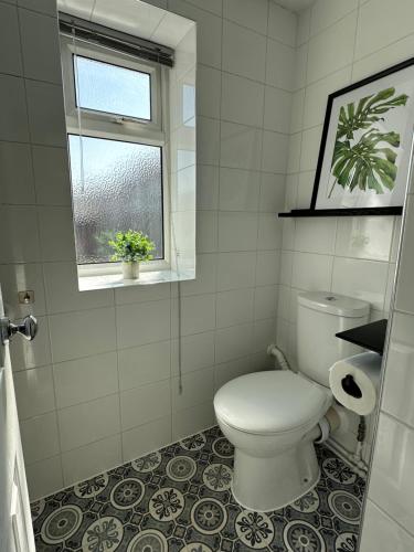 Bilik mandi di Cosy & stylish home contractor friendly - King size bed - Netflix - Fast Broadband - Private Garden - Coffee machine