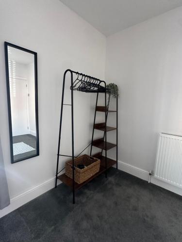 Gambar di galeri bagi Cosy & stylish home contractor friendly - King size bed - Netflix - Fast Broadband - Private Garden - Coffee machine di Eastwood