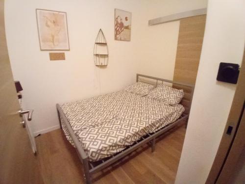 une chambre avec un lit dans une pièce dans l'établissement Baya en vacances, à Marseille