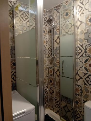 une salle de bain avec toilettes et douche en verre dans l'établissement Baya en vacances, à Marseille