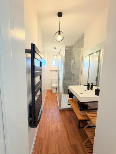 une salle de bain avec un lavabo et une douche dans l'établissement Biarritz proche Côte des Basques - T2 rénové, à Biarritz