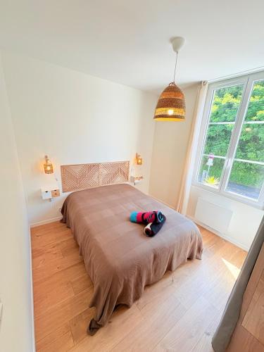 une chambre avec un grand lit avec une grande fenêtre dans l'établissement Biarritz proche Côte des Basques - T2 rénové, à Biarritz