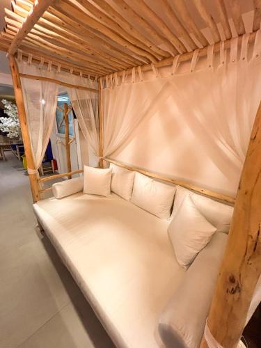 - un lit blanc avec des oreillers blancs dans l'établissement La Palmeraie & SPA Privé - Jacuzzi Hammam Sauna, à Mittelhausbergen