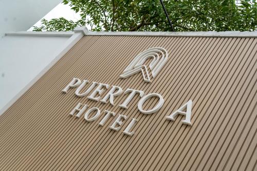 a sign for a hotel on the side of a building at Hotel PUERTO A in Gualeguaychú