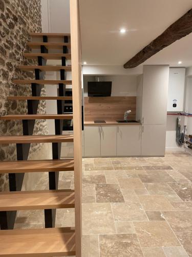 un salon avec un escalier et une cuisine dans l'établissement Maison fraîchement rénovée, à Saint-Pierre-de-Plesguen
