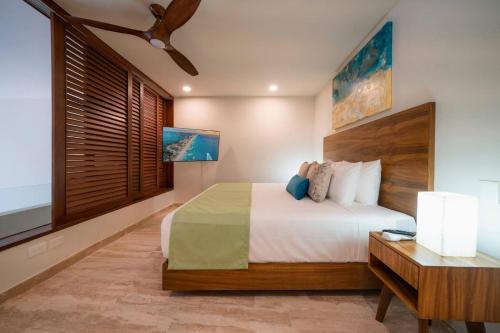 Postel nebo postele na pokoji v ubytování Luxury 2 Bedroom Condo - Infinity Pool at AWA Residences in Playacar, AWA 107