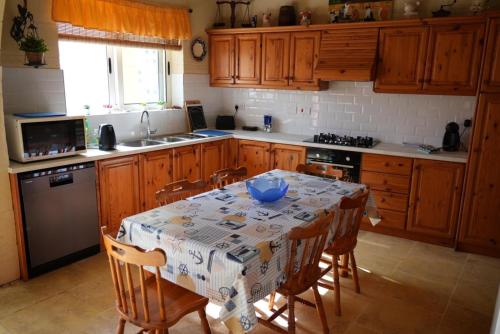 Кухня или мини-кухня в Gozo Entire Villa with Large Pool Sea and Country Views
