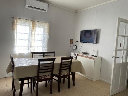 una cucina e una sala da pranzo con tavolo e sedie di Astur Patagonia a Trelew