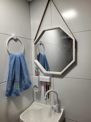 un bagno con uno specchio e un lavandino di Casa do aconchego cohab1 a Garanhuns
