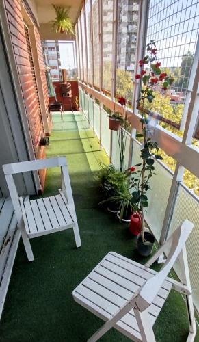 Balkón nebo terasa v ubytování A bright and centrally located 2-room apartment