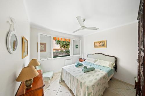 une chambre avec un lit et une fenêtre dans l'établissement Maisonnette au calme et à 3mn du centre de Sanary - climatisée - proche portissol, à Sanary-sur-Mer