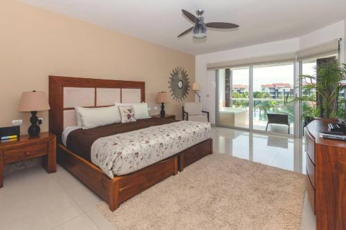 Postel nebo postele na pokoji v ubytování Luxury 3 Bedroom Condo - Beachfront Complex at Mareazul - Buena Vida