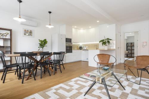 a kitchen and dining room with a table and chairs at LV Premier Amoreiras AM3 in Lisbon