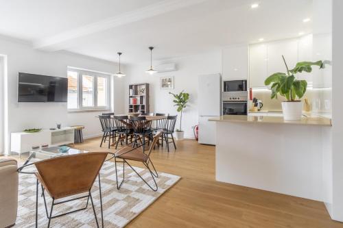 a kitchen and living room with a table and chairs at LV Premier Amoreiras AM3 in Lisbon