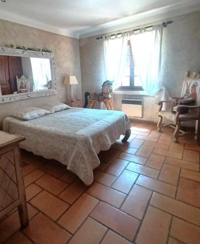 une chambre avec un grand lit et deux fenêtres dans l'établissement Gîte Naphina, mer à 2.5 km, à La Croix-Valmer