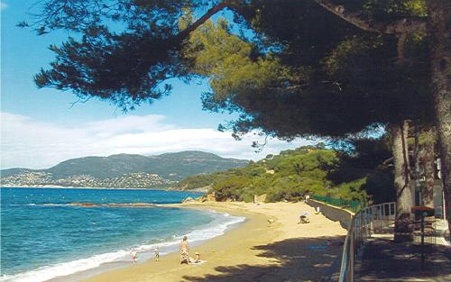 une plage avec des gens sur le sable et l'eau dans l'établissement Gîte Naphina, mer à 2.5 km, à La Croix-Valmer