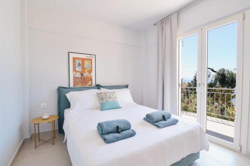 Ένα ή περισσότερα κρεβάτια σε δωμάτιο στο Glyfa Beach Haven by CorfuEscapes