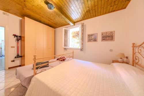 a bedroom with two beds and a wooden ceiling at Villa Nonni in Acquaseria