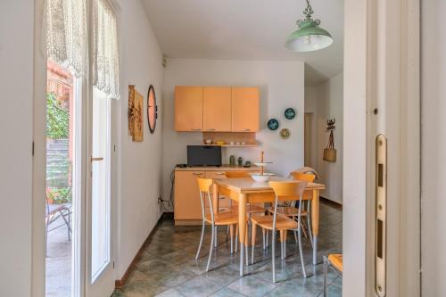 a kitchen and dining room with a table and chairs at Villa Nonni in Acquaseria