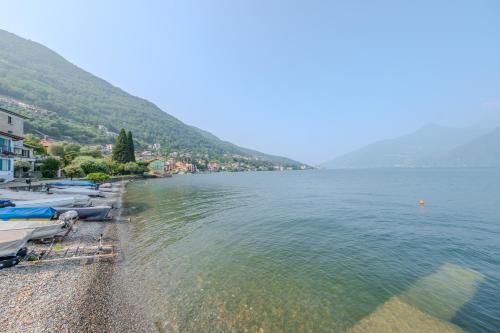 a view of a beach with boats in the water at Villa Nonni in Acquaseria