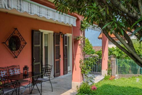 a patio with a table and chairs in front of a house at Villa Nonni in Acquaseria