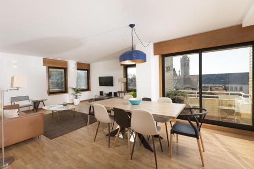 a dining room and living room with a table and chairs at LV Premier Marques MQ2 in Porto