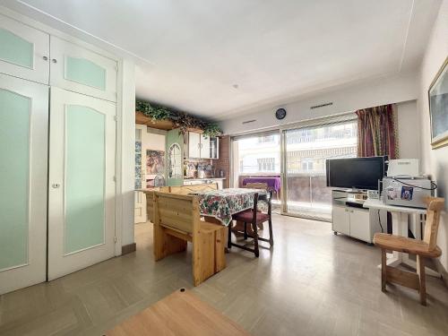 une cuisine avec une table et une salle à manger dans l'établissement Un Coin de Plage, à Antibes