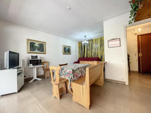 un petit salon avec une table et une télévision dans l'établissement Un Coin de Plage, à Antibes