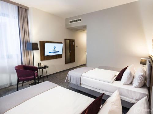 Postel nebo postele na pokoji v ubytování Best Western Hotel Mariacki Katowice