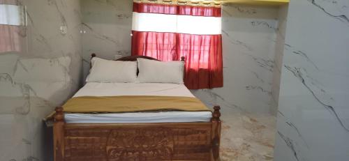 a small bed in a room with a window at Shree Varahi Residency in Tiruvannāmalai