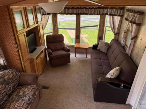 Χώρος καθιστικού στο Vintage Voyager on Black Lake