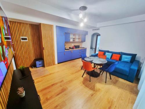 a living room with a blue couch and a table at Alpin Confort Predeal in Predeal