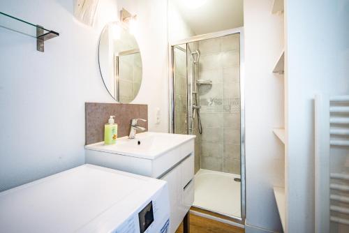 a white bathroom with a sink and a shower at Le Ballanais - Parking - Netflix in Ballan-Miré