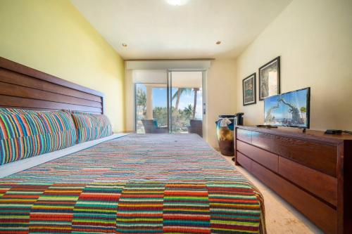 Un dormitorio con una cama grande y una cómoda. en Ocean View Condo - 2 Bedrooms - at The Elements Condos - Castillo de Arena, en Playa del Carmen