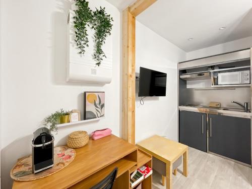 - une cuisine et une salle à manger avec une table et un four micro-ondes dans l'établissement Opale - Centre Historique - Proche gare - Calme, à Rennes